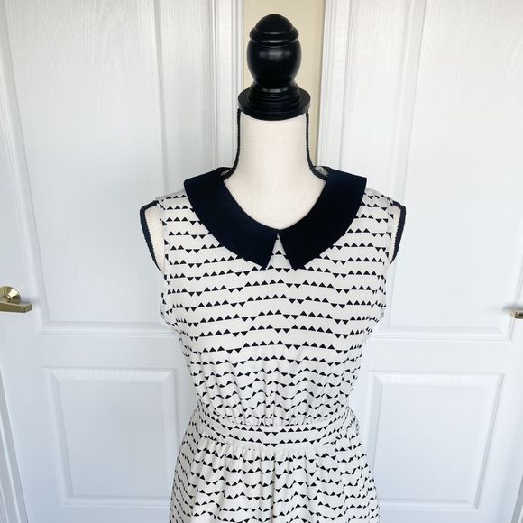 One Clothing Size‎ 0 Black White Contrast Triangular Collared Sleeveless Dress - Picture 2 of 12